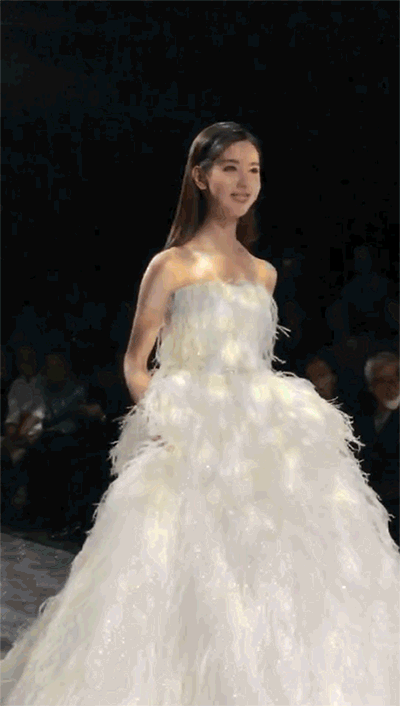 陈都灵上海时装周t台首秀一袭羽毛裙闪耀开场宛如待嫁新娘