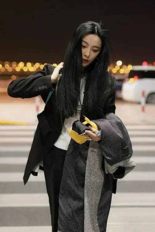范冰冰机场真不嫌冷,穿黑西装对镜头又美又飒,大衣拿手里也不穿|穿搭