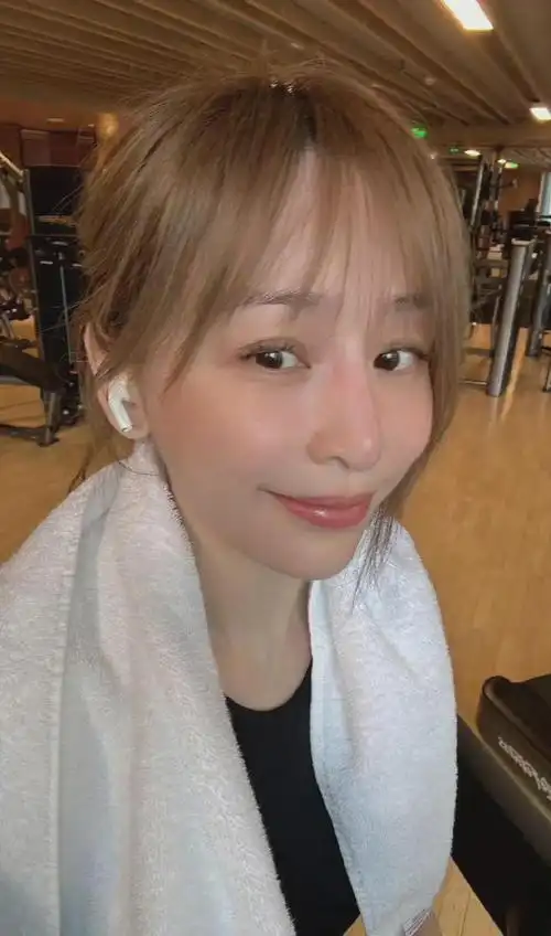 11月18日王心凌晒出自己健身的照片41岁少女感满满