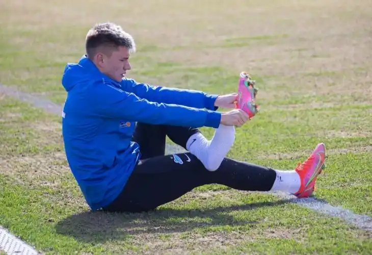 运动帅哥正在训练的足球71帅哥