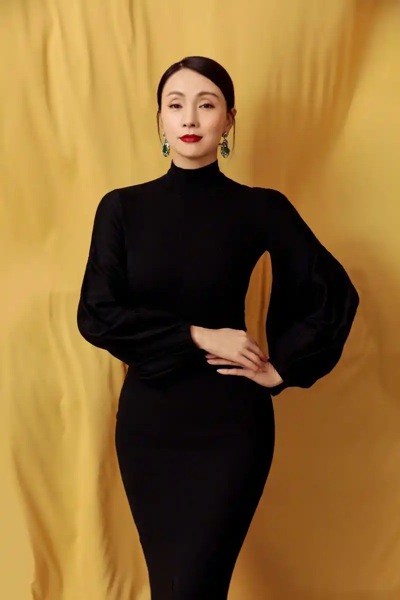 陶虹近日出席各大盛典造型,优雅复古又不失精致干练,状态太好了