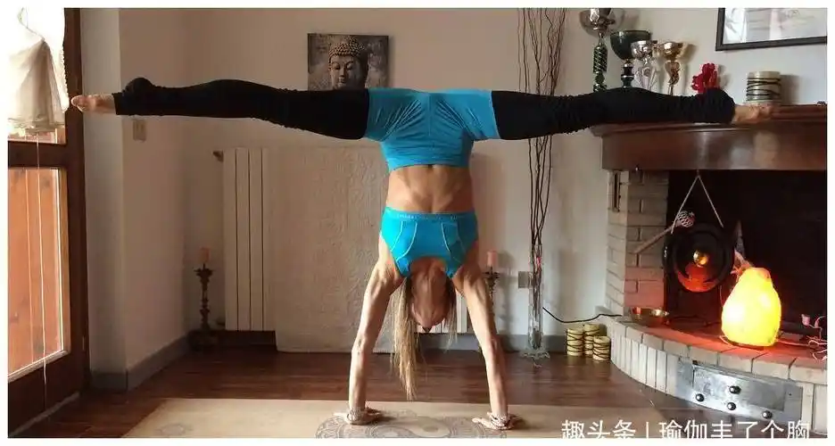 先做倒立在地上的动作,然后双脚伸直两侧做成一字马的样子,保持与地面