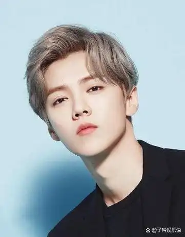 34岁鹿晗现身淄博略显发福发型拉低他的颜值他是中年发福