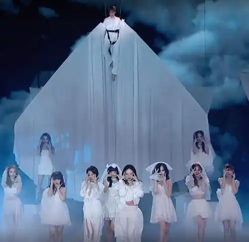 火箭少女光脚跳舞秀美腿全员僵尸新娘妆sunne威亚升空太亮眼