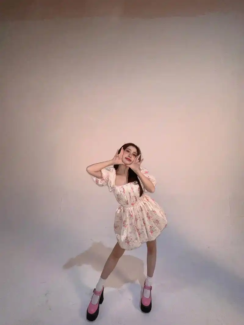 虞书欣穿碎花裙露美腿 头戴蝴蝶结卖萌