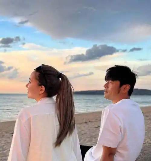 周杰伦晒与昆凌海边合照好惬意 配文"坐等新歌"