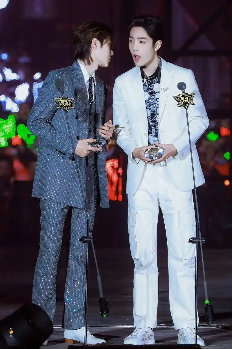 王一博肖战同台,博君一肖又合体啦!那年炙热的夏天,青山不改, - 抖音