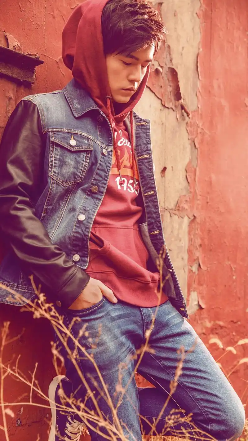 周杰伦晒母亲近照,64岁高龄被宠成公主,一家幸福美满