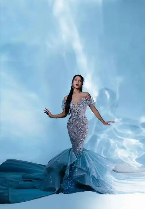 吉克隽逸一组海洋女神的照片,下摆散开像是美人鱼的尾巴