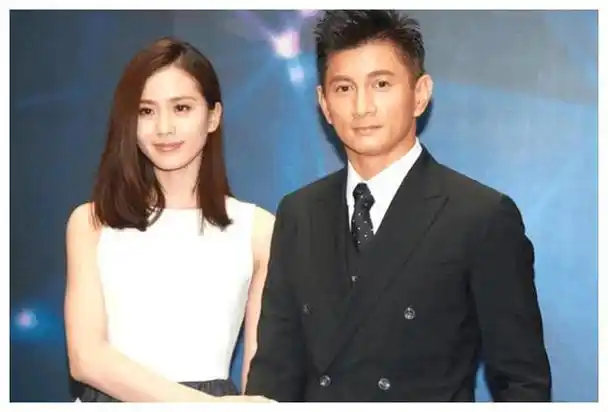 吴奇隆53岁停车场与4岁儿子互动父爱满满但表现过于调皮