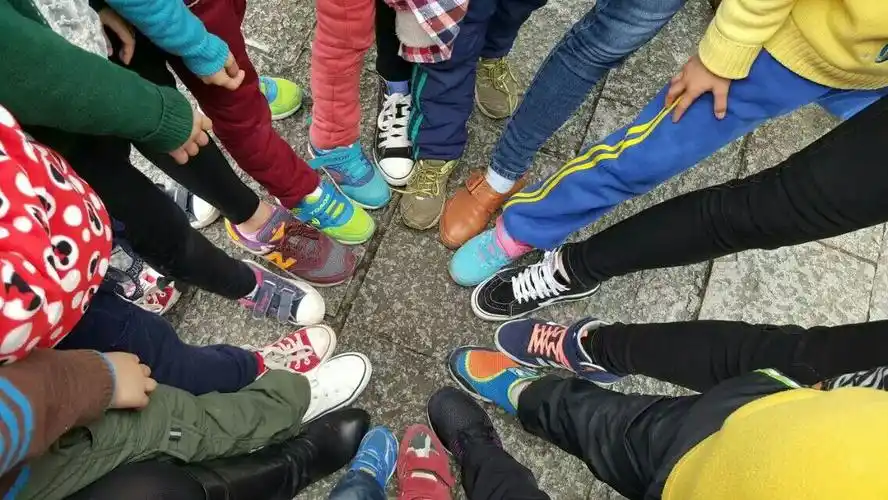 大脚牵小脚,走路不怕滑!转眼他们就长大