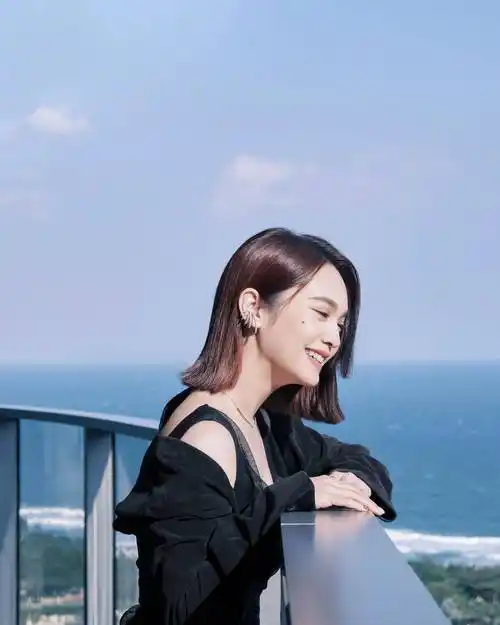 杨丞琳身穿黯黑长裙雅怀清韵温柔秀逸