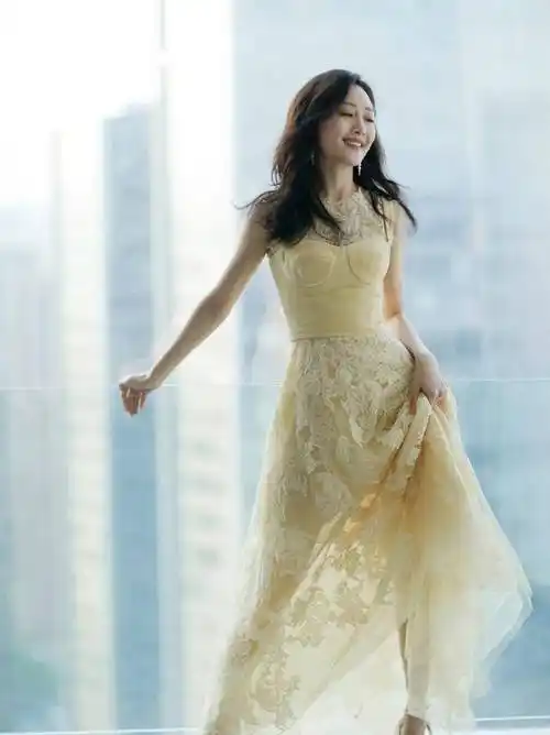 原创原创39岁王鸥超短衬衣秀内衣衬衣短到胳肢窝曲线迷人不输少女