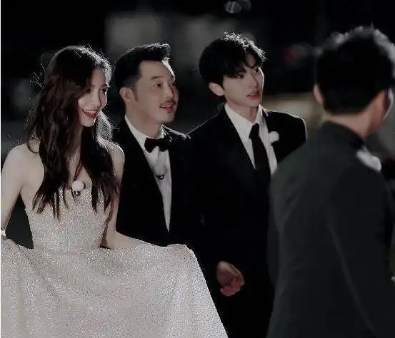 杨颖疑似拿蔡徐坤恋情炒作蔡徐坤发照片有反击绝不进行炒作