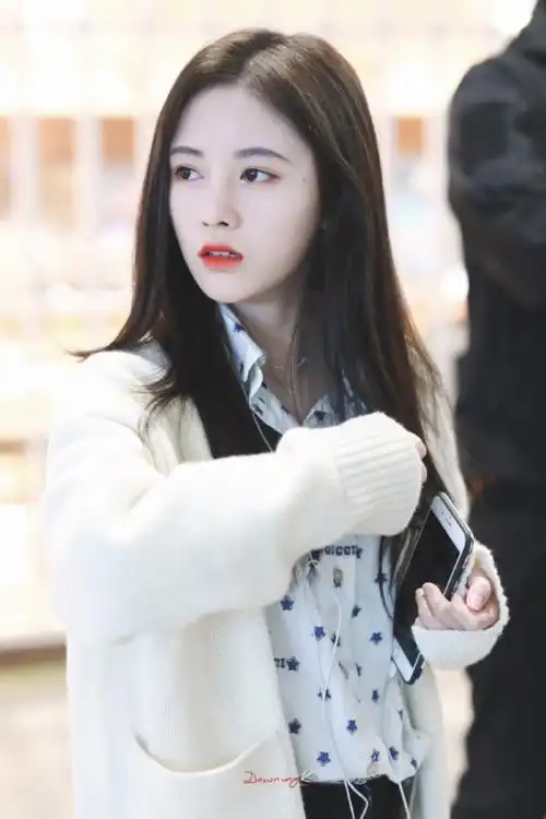鞠婧祎现身机场赶行程 肤白貌美笑容呆萌