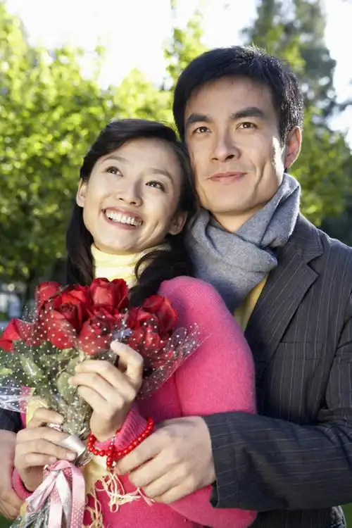 妻子,公园,笑,微笑,露齿笑,竖图,室外,白天,正面,毛衣,爱情,快乐,幸福