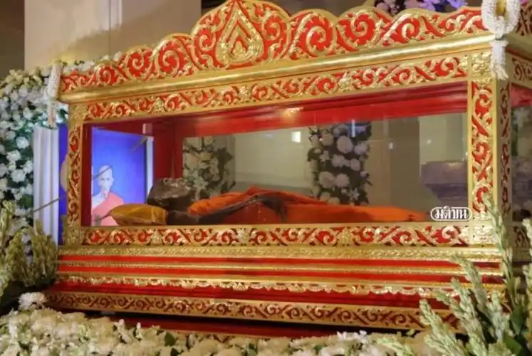 没想到100天后打开棺材….在场信徒全被吓到「目睹神迹」!(8p)