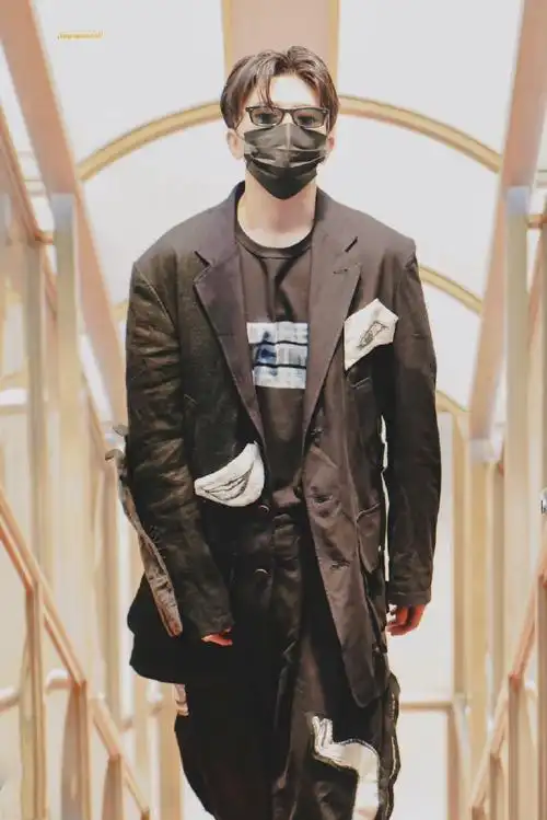 蔡徐坤机场allblack造型