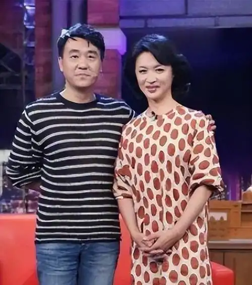 演员何冰为什么结婚几十年0绯闻看看妻子是谁就知道了