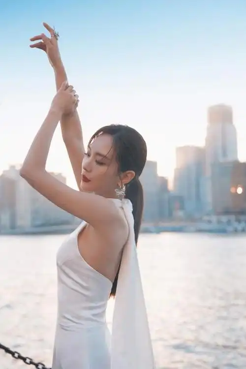 王霏霏气质真好,穿挂脖裙打扮优雅贵气,这"身材"真叫人上头