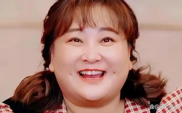 贾玲胖了?最新机场路透照身材走样?真实状态曝光隐瞒不住了