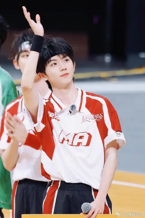 马嘉祺运动会举牌