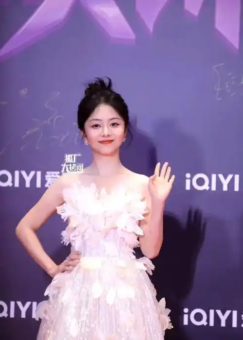 25新鲜事:杨紫,王一博,任嘉伦,成毅,王鹤棣,白敬亭_西装_造型_杨幂