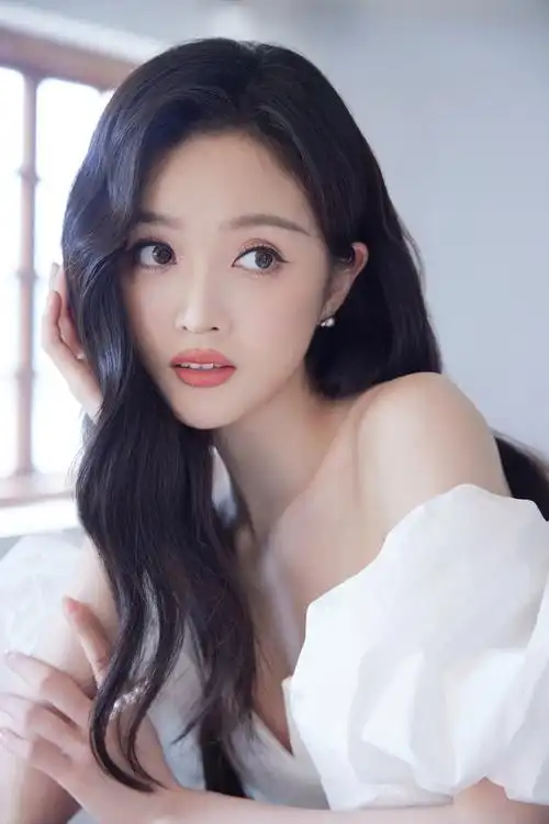 吴宣仪这件裙子勾勒出了她曼妙的身姿,惊艳迷人,甜美可人的笑容,清新