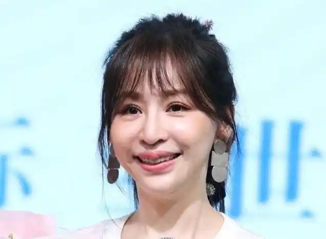 娄艺潇生图曝光才32岁脸就垮了网友脸上长了个玻尿酸