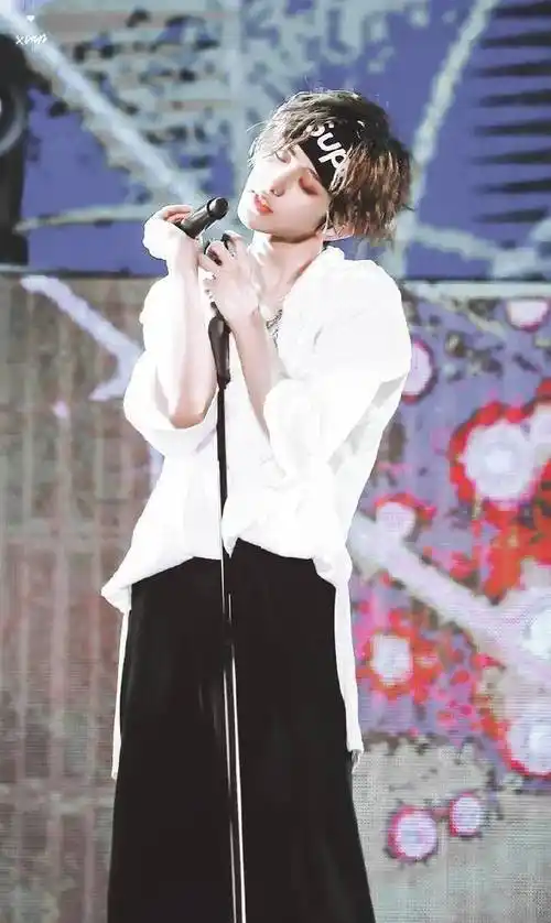 王俊凯热巴被p遗照,杨洋被烧纸钱,最心疼杨幂!_蔡徐坤_易烊_偶像