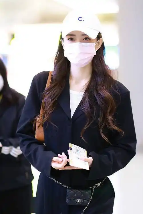 2021年4月18日,上海,徐璐机场街拍. 腰包:chanel