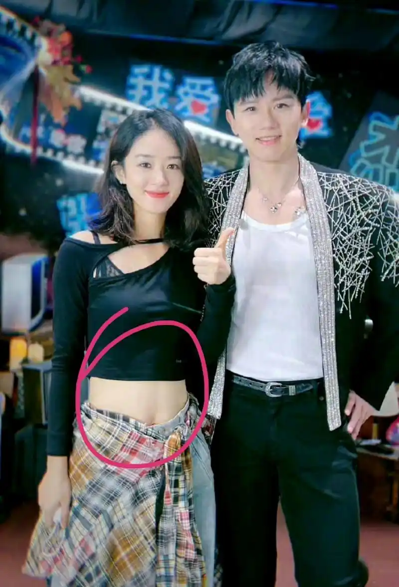 赵丽颖生完孩子腰更细 ​