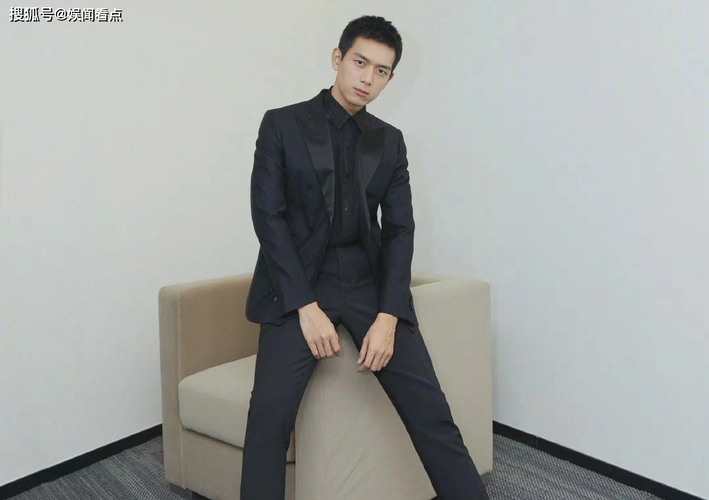 李现穿dsquared2黑正装搭利落寸头造型,沉稳帅气