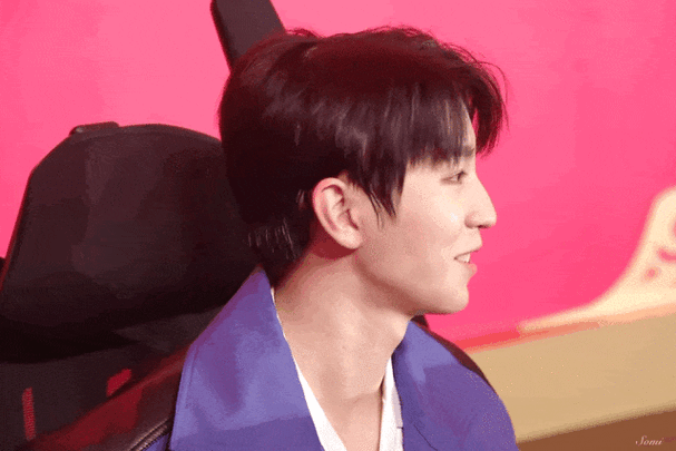 在这个事件中,王俊凯在凌晨抵达机场,本意是避开人群的高峰期,但仍有