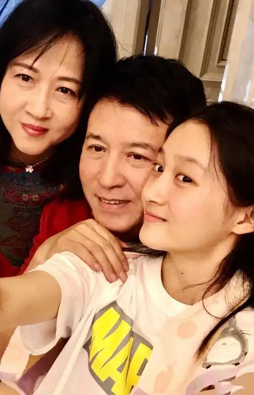 关晓彤妈妈才是大美女皮马甲配牛仔裤抱着晓彤宝幸福成一朵花