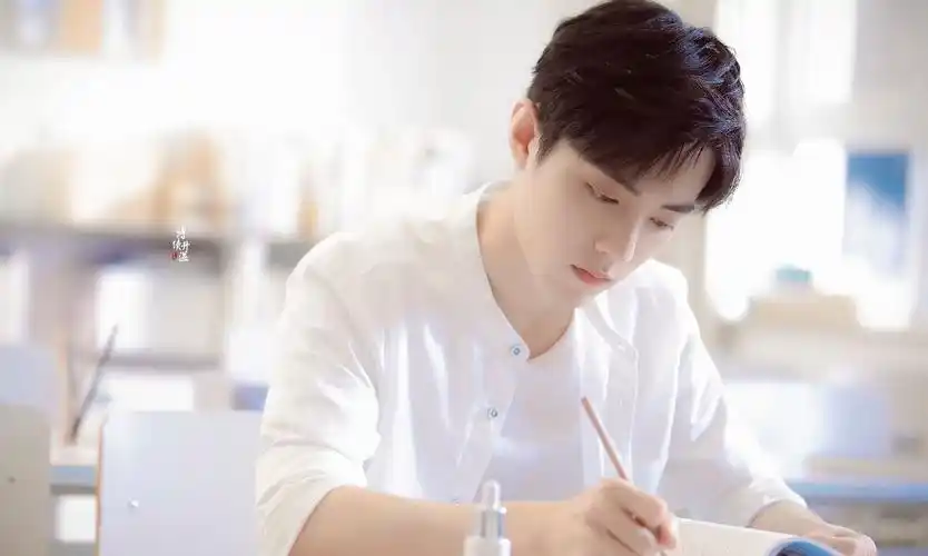 肖战为olay拍宣传图,一身白衣,风度翩翩_高清图集_新浪网