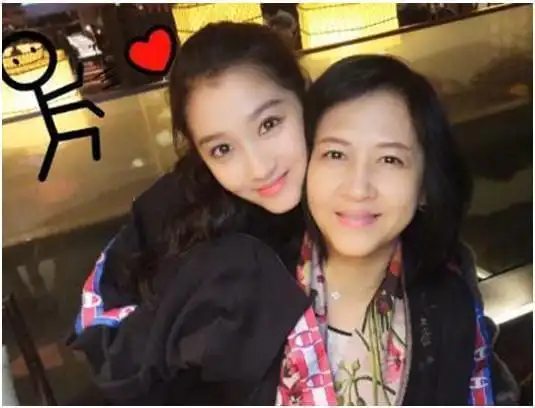 同胞的亲姐妹关晓彤和姐姐关晓丹