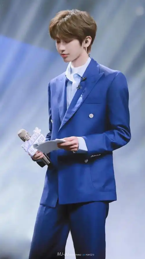 小鲜肉蔡徐坤深蓝色西装迷人写真