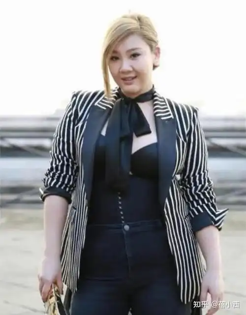 郑欣宜减肥成功穿衣风格大变,穿皮衣配紧身裤,看着只有120斤了