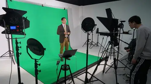 在前期绿幕拍摄阶段,我们要尽可能布置好场景和灯光,背景绿幕要平整
