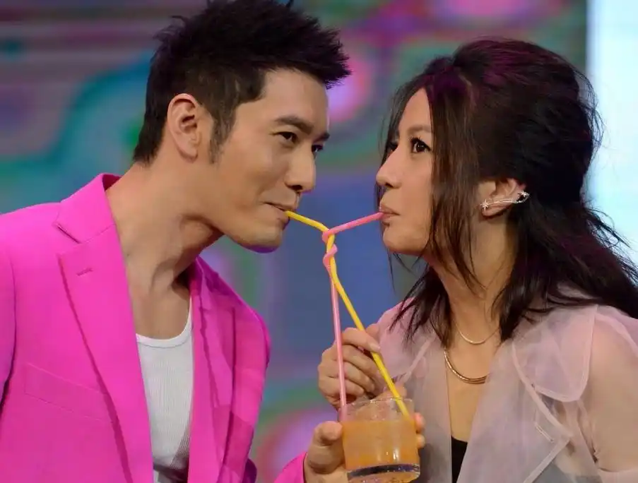 《十二道锋味》中,赵薇曾经邀请谢霆锋来其位于法国波尔多的酒庄