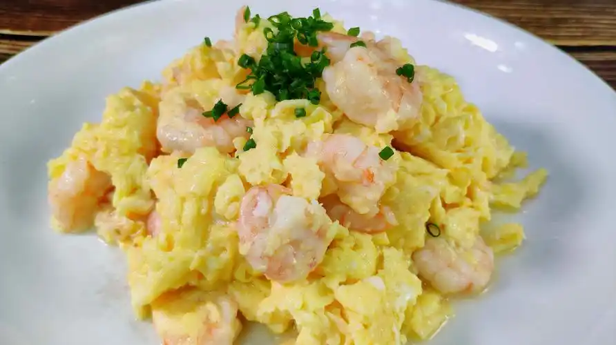 虾仁炒蛋怎么做到嫩滑不老?老刘手把手教你,学会赶紧回家试试!