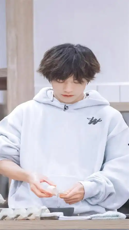 首页 手机壁纸 明星 易烊千玺阳光帅气高清手机壁纸上一张 下一张