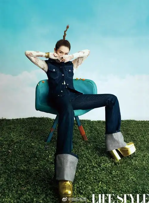 戚薇 释出最新杂志封面大片,复古风潮中的多套造型look轻松驾驭