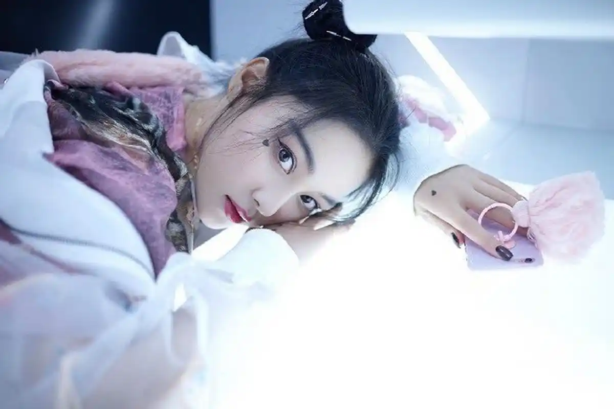 顽皮的街头少女张馨予.#张馨予