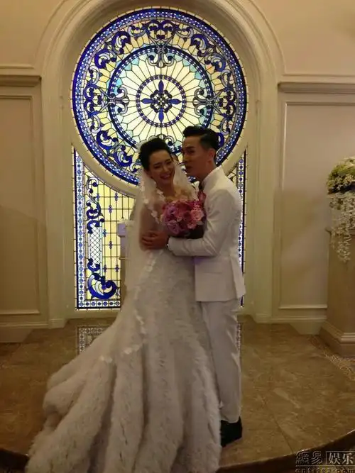 戚薇李承铉赌城大婚宴请众媒体