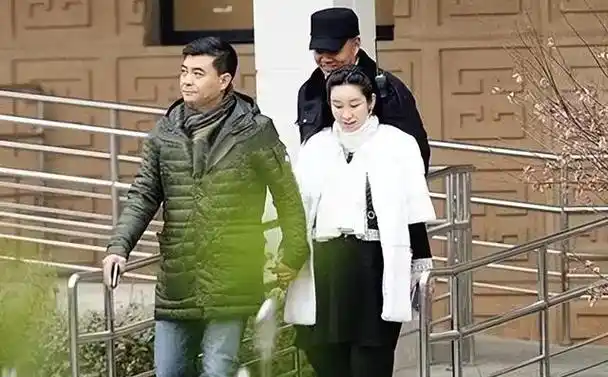 2015年,秦海璐产后补办婚礼,丈夫王新军承诺