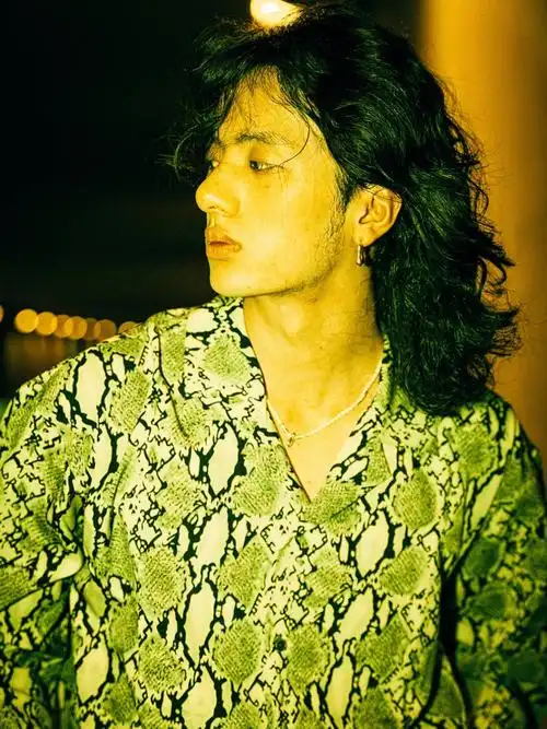 重庆森林港风复古长发男生和隧道的碰撞