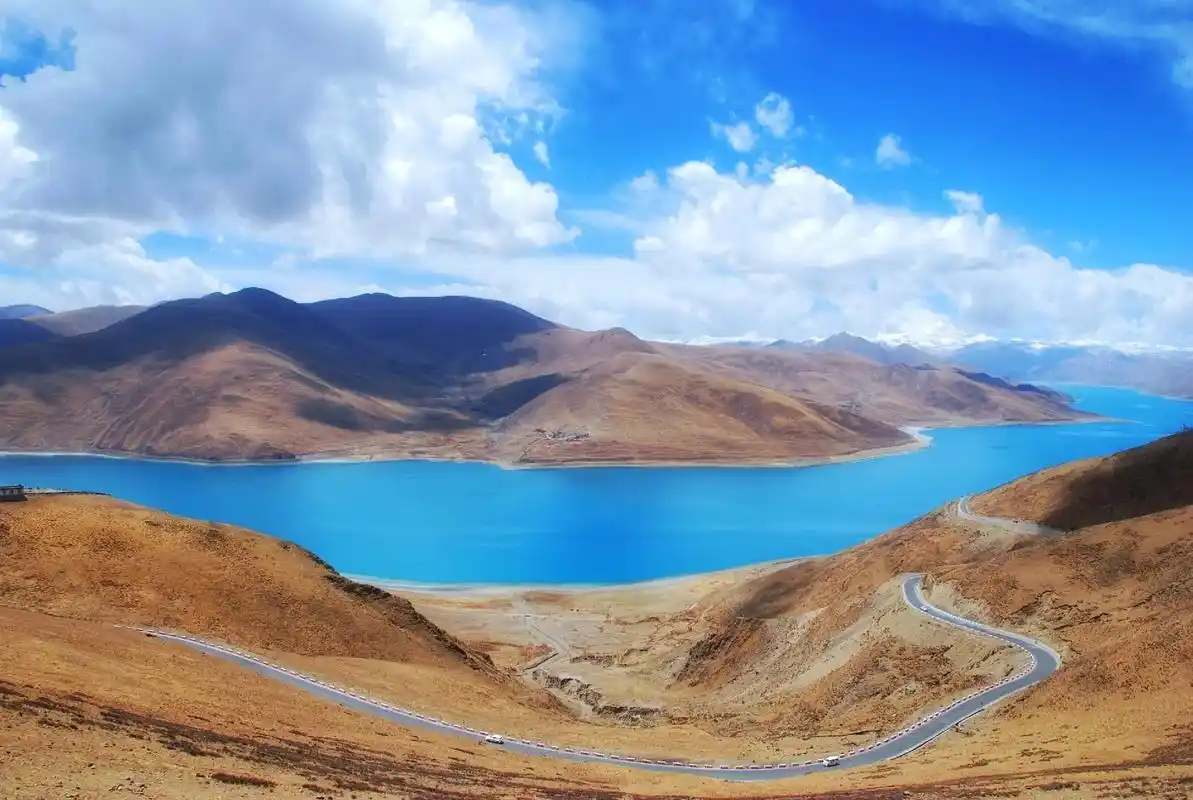 最美的风景在路上——羊卓雍措,俗称羊湖.      我们活一 - 抖音