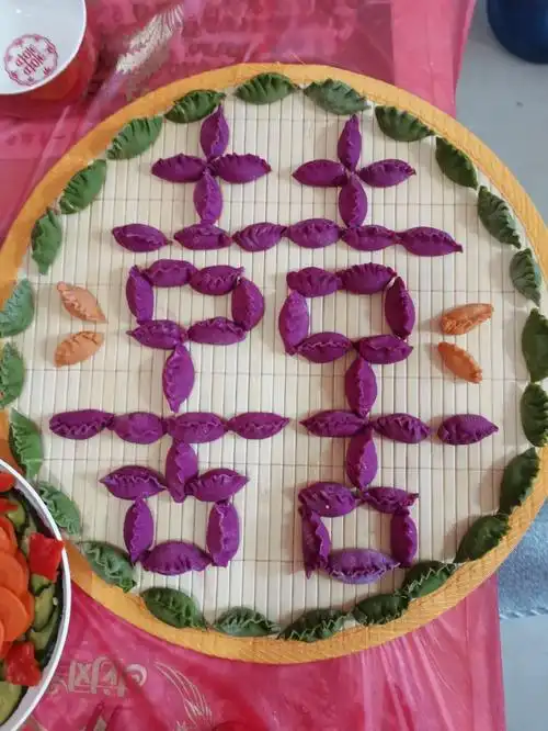 结婚彩色饺饺喜盘盘摆放